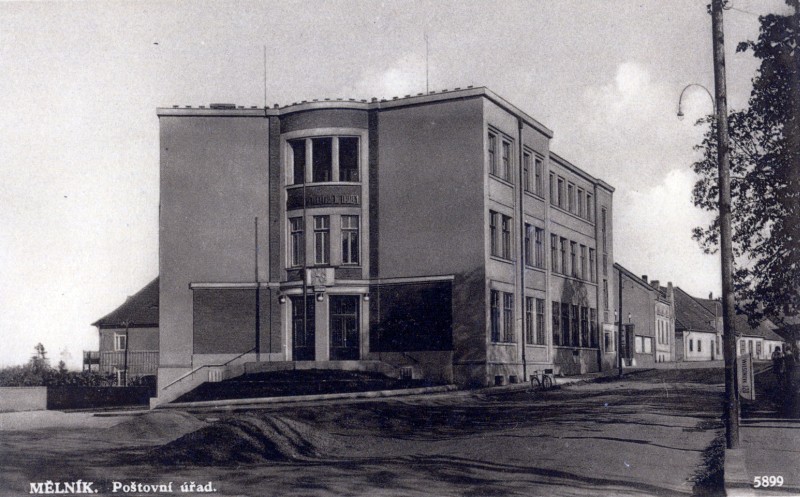 Budova mělnické pošty v Tyršově ulici otevřena 28.října 1937, postavena podle projektu architekta Antonína Ausobského mělnickým stavitelem Dolejším, v letech 1977-2000 prošla budova pošty rekonstrukcí a modernizací.