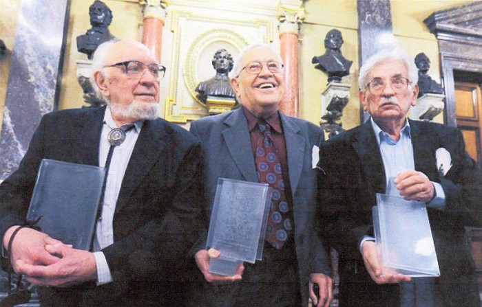 Vítězslav Houška (uprostřed) ve vynikající společnosti při předávání cen Ferdinanda Peroutky